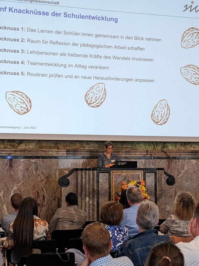 Katharina Maag Merki erläutert die fünf Knacknüsse der Schulentwicklung.